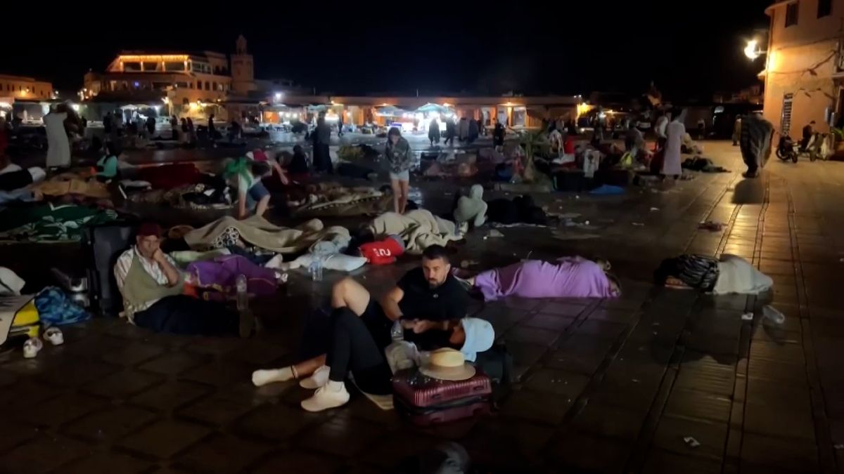 Maročané spí v ulicích, turisté hromadně odjíždějí
